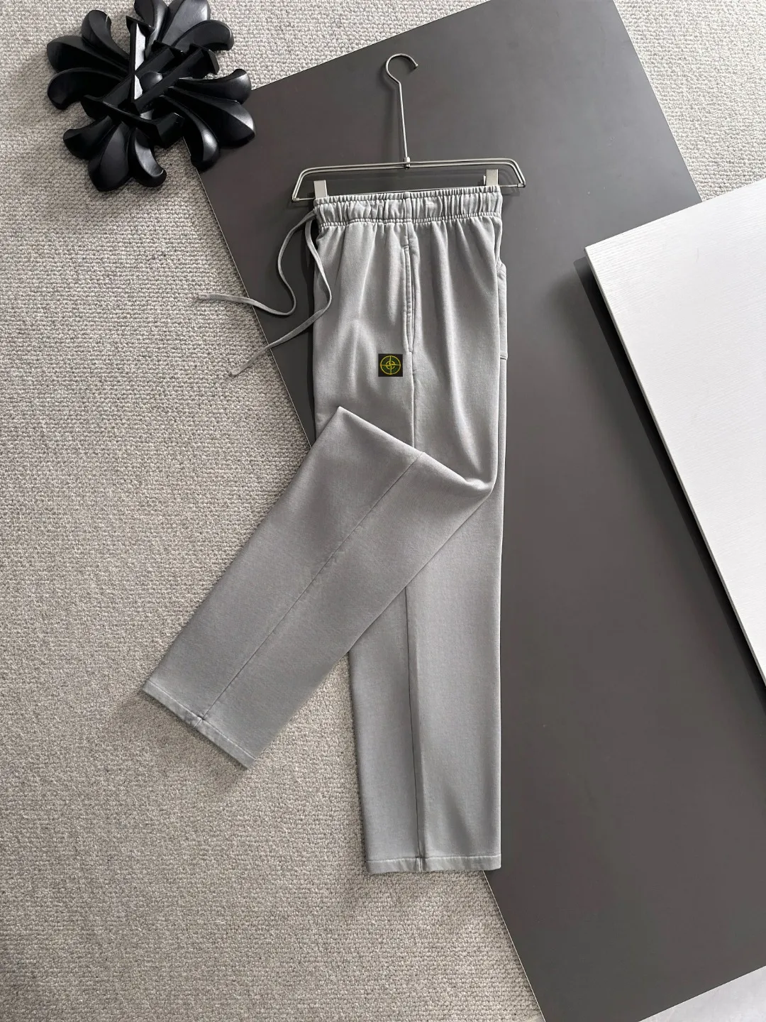 Next day shipment P360 Stone lsland/Stone Island Exclusively launches 25ss autumn and winter new high-quality trousers. Compare real-life details at will. Craftsmanship that ordinary small workshops cannot copy. Top-level ZP development. Unique imported fabric feel. Purely imported German machine production. Precision operation. Ten thousand needle density. A pair of trousers with rich details. You can see the development strength. A full set of new accessories are customized simultaneously. Simple yet elegant. Soft, delicate and comfortable. The upper body is versatile and fashionable. A perfect choice for autumn and winter. A must-have item. Loose fit. Please refer to the size chart when placing an order: S to XXL (or state your height and weight when placing an order)